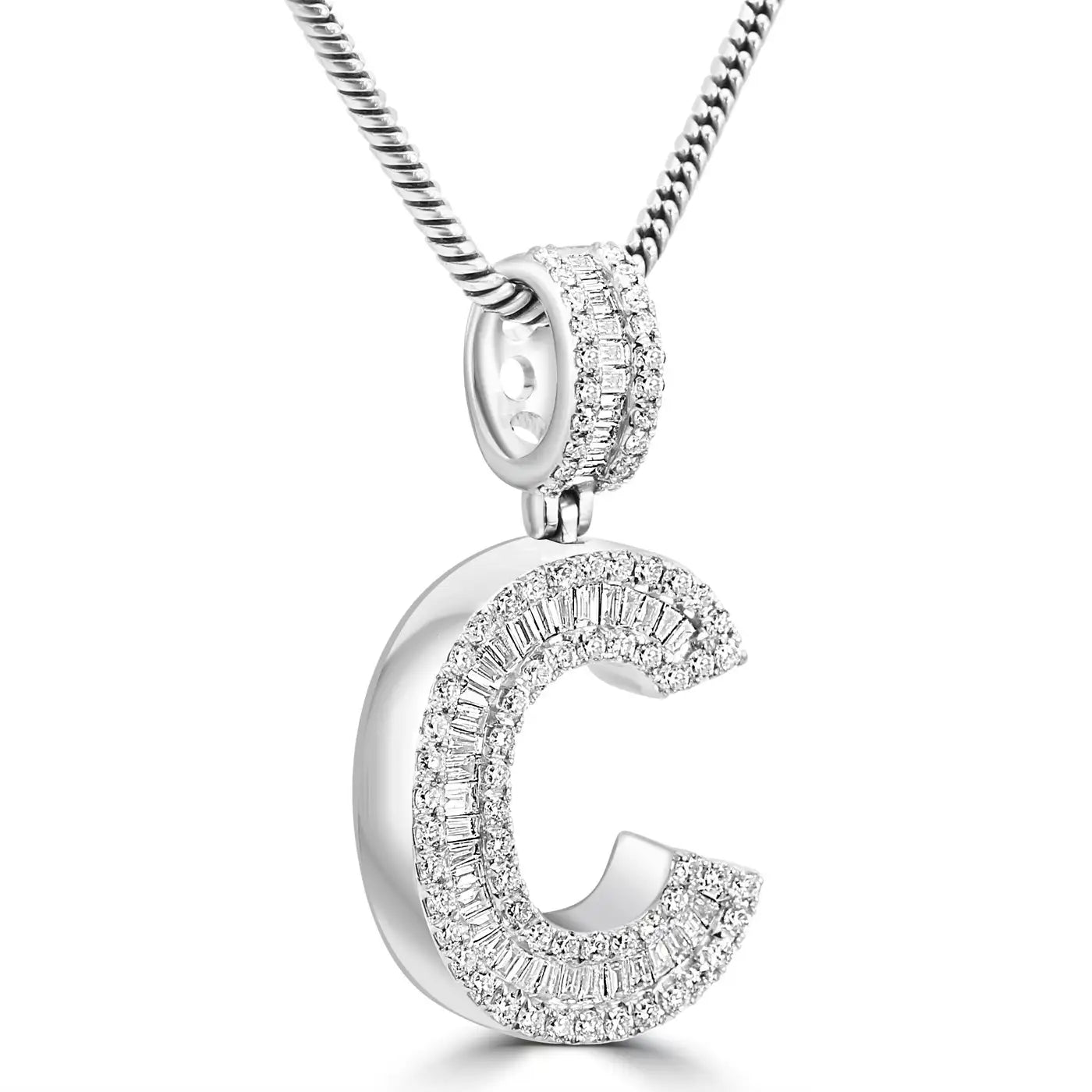 Colgante Letra "C" Oro Blanco 18K Con Diamantes Naturales Talla Baguette y Redondos.