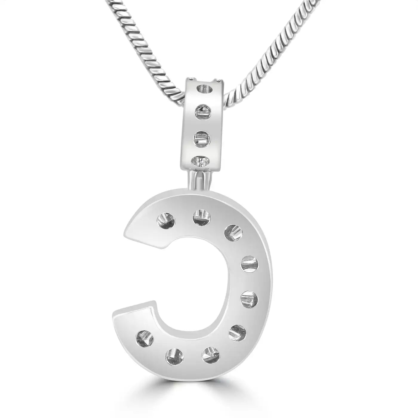 Colgante Letra "C" Oro Blanco 18K Con Diamantes Naturales Talla Baguette y Redondos.