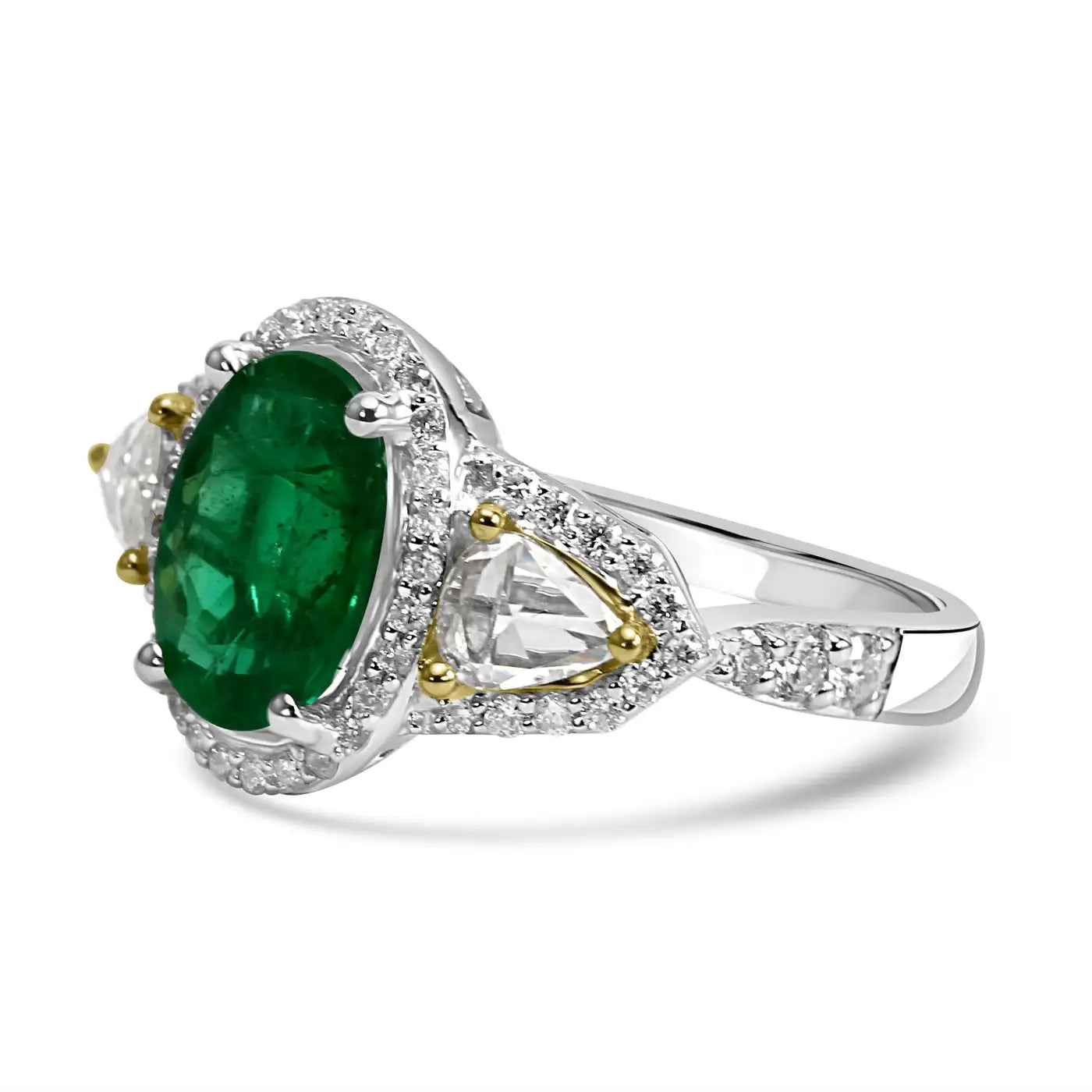 Anillo de compromiso de oro de 18 quilates con halo de tres piedras y diamantes ovalados de talla esmeralda y forma de pera