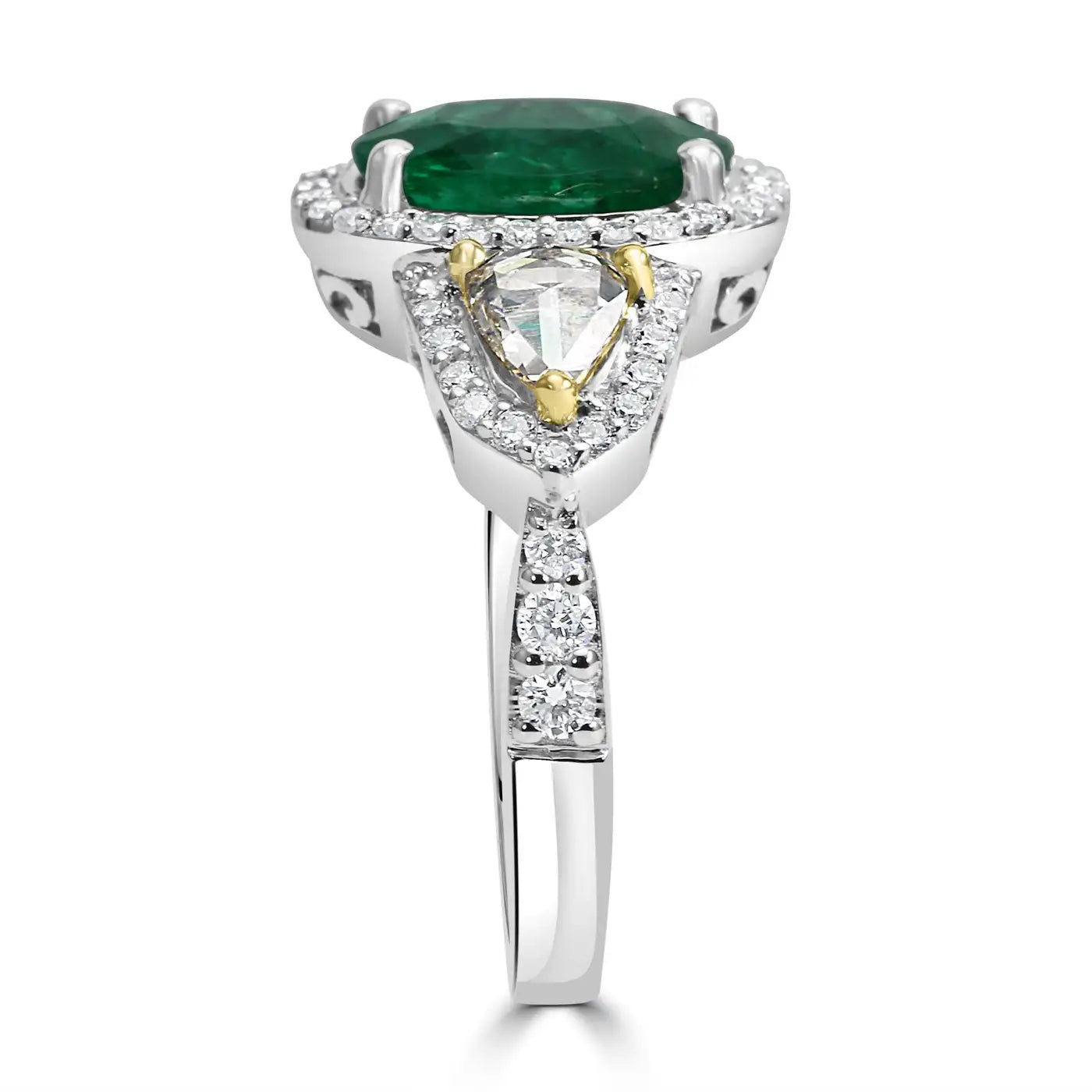 Anillo de compromiso de oro de 18 quilates con halo de tres piedras y diamantes ovalados de talla esmeralda y forma de pera