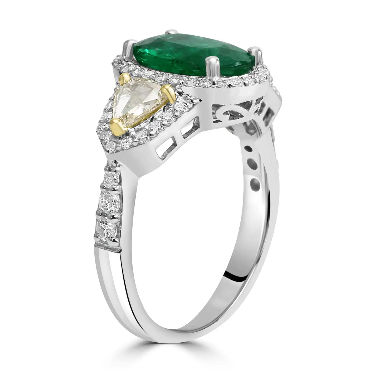 Anillo de compromiso de oro de 18 quilates con halo de tres piedras y diamantes ovalados de talla esmeralda y forma de pera