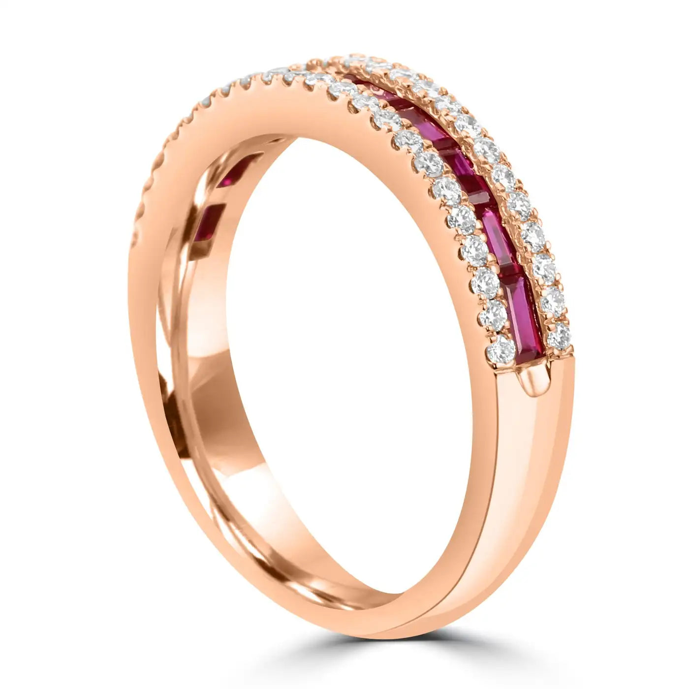 Anillo de oro de 18 quilates con banda de tres filas de diamantes blancos y rubíes