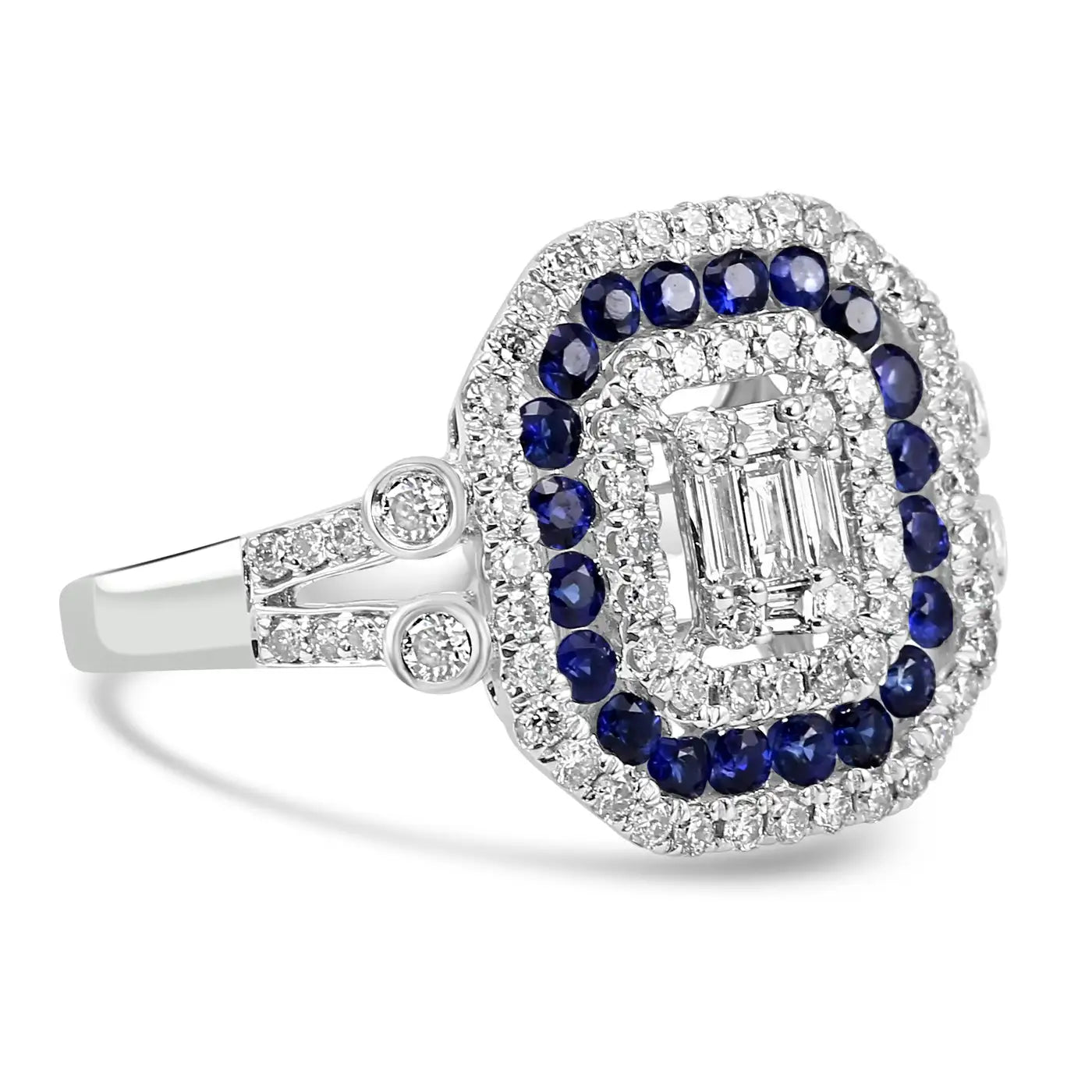 Anillo de triple halo con diamantes talla baguette y zafiro azul en oro blanco de 18 quilates