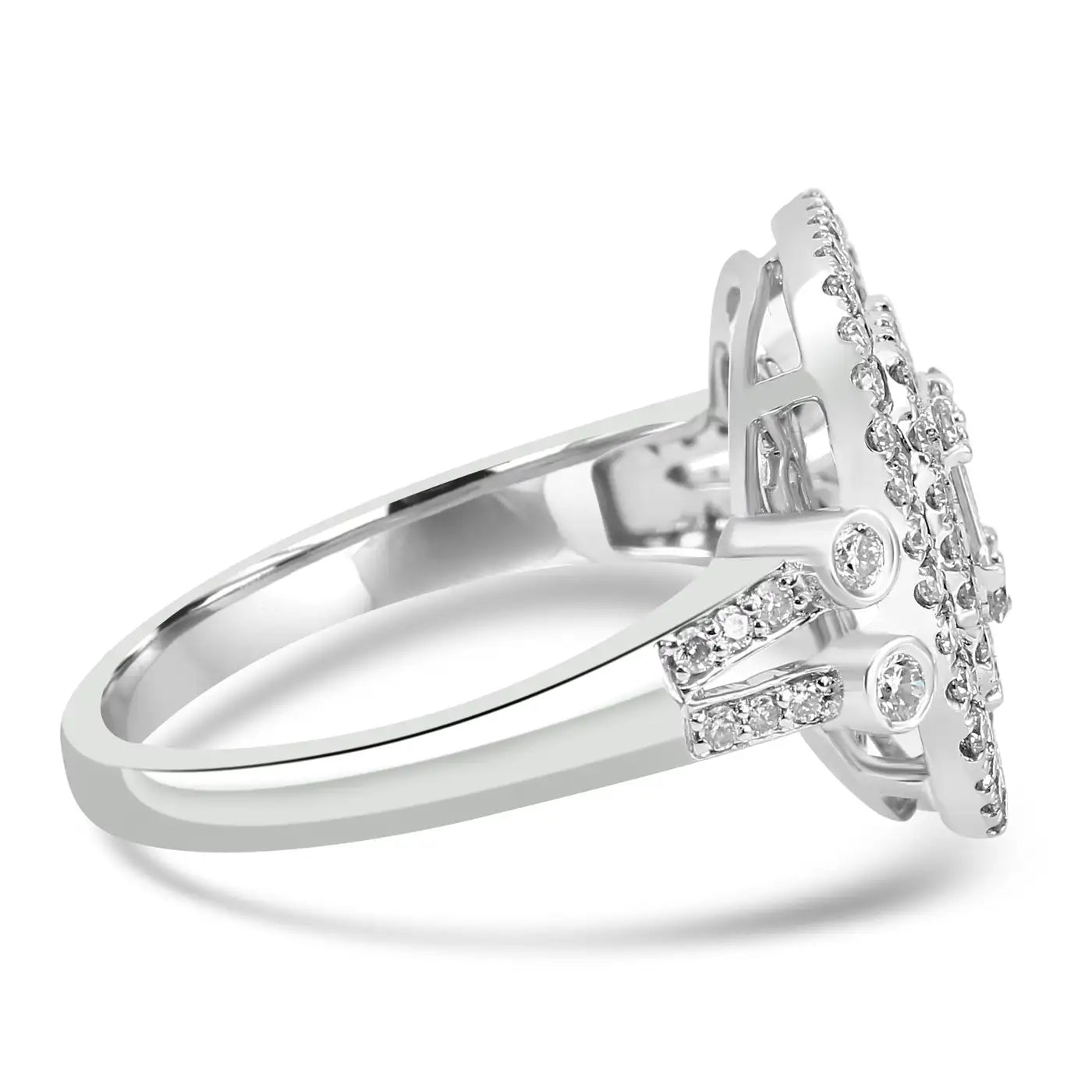Anillo de triple halo con diamantes talla baguette y zafiro azul en oro blanco de 18 quilates