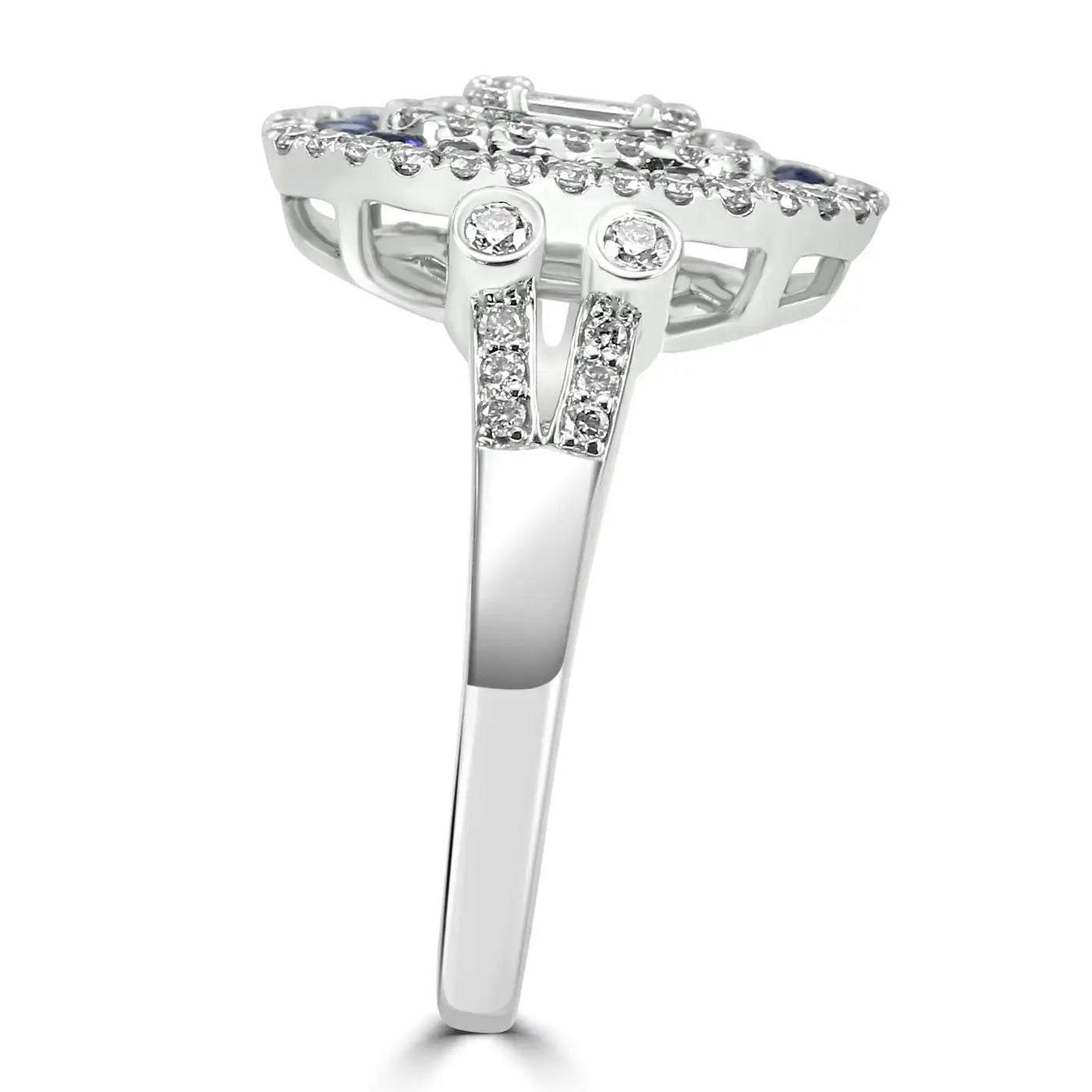 Anillo de triple halo con diamantes talla baguette y zafiro azul en oro blanco de 18 quilates