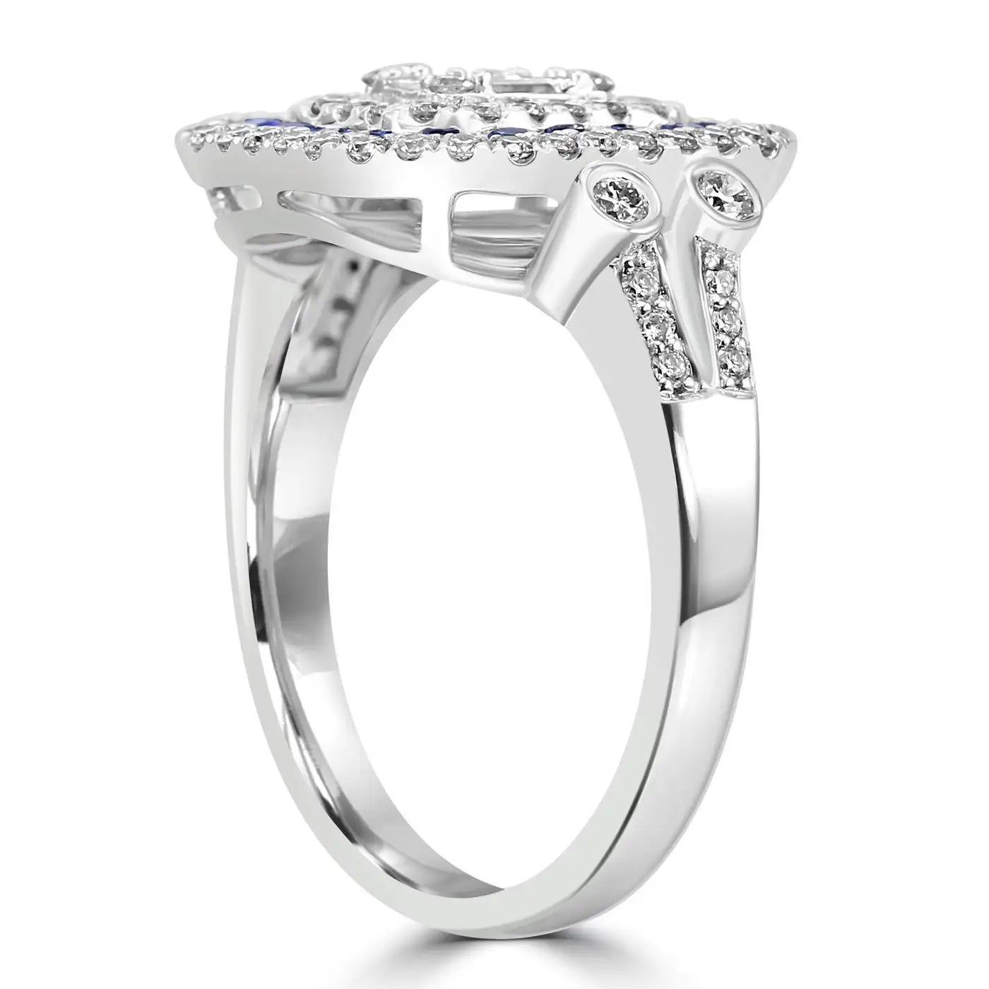 Anillo de triple halo con diamantes talla baguette y zafiro azul en oro blanco de 18 quilates