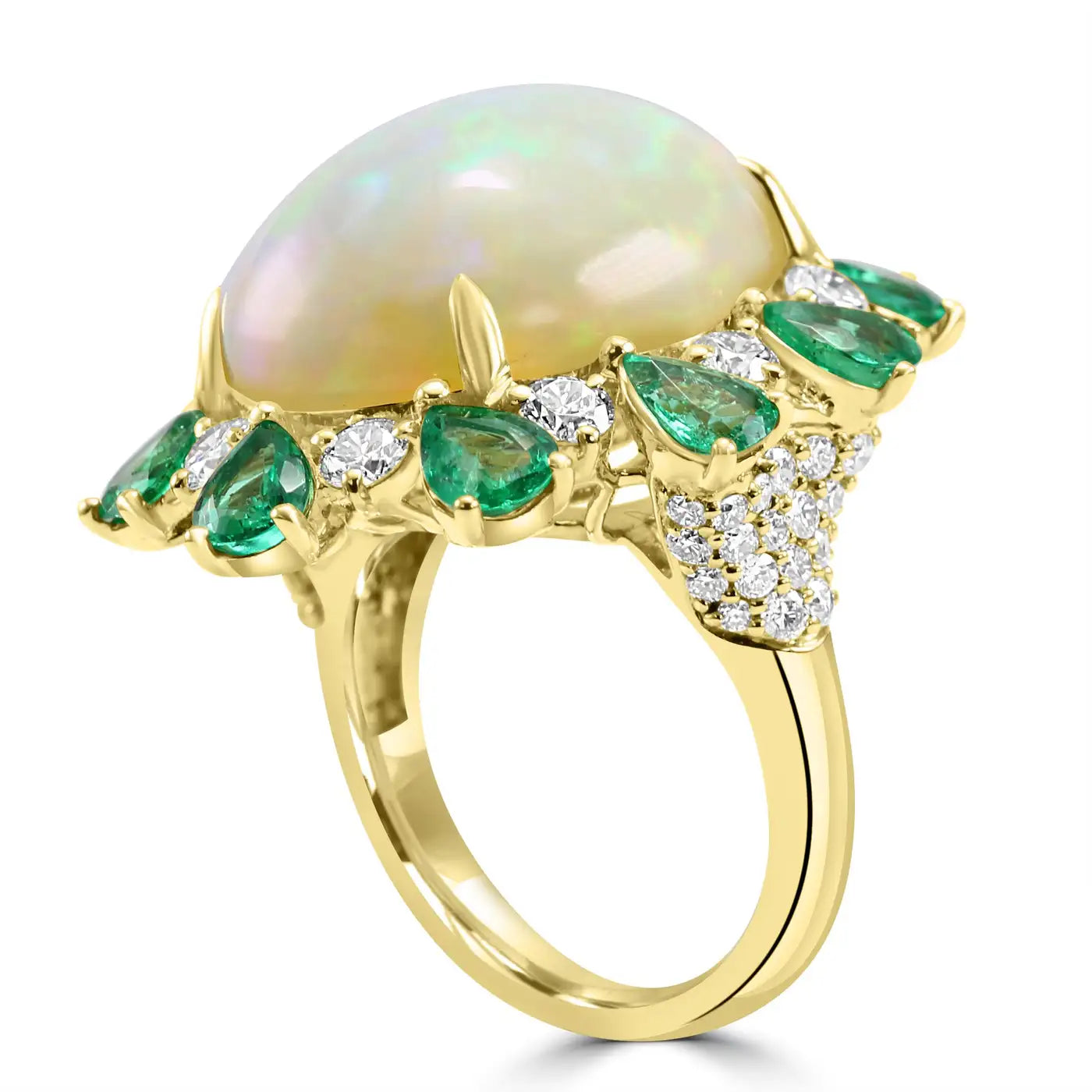 Anillo de cóctel de ópalo con esmeralda y diamantes en oro amarillo de 18 quilates