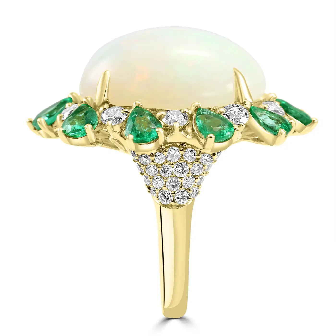 Anillo de cóctel de ópalo con esmeralda y diamantes en oro amarillo de 18 quilates
