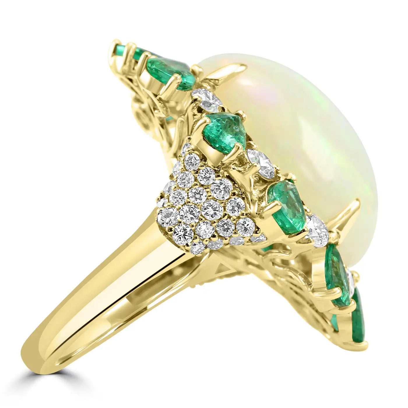 Anillo de cóctel de ópalo con esmeralda y diamantes en oro amarillo de 18 quilates
