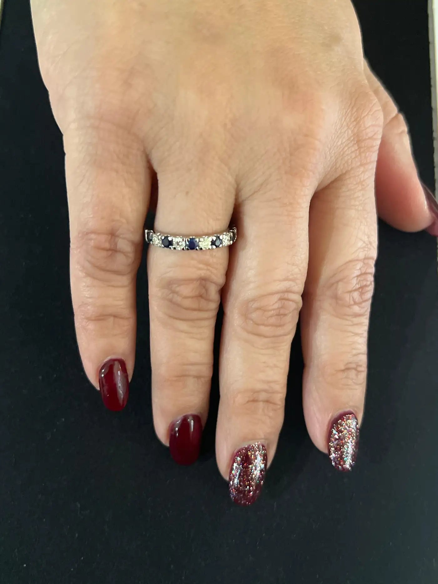 Anillo de compromiso de oro de 18 quilates con diamantes blancos y zafiro azul