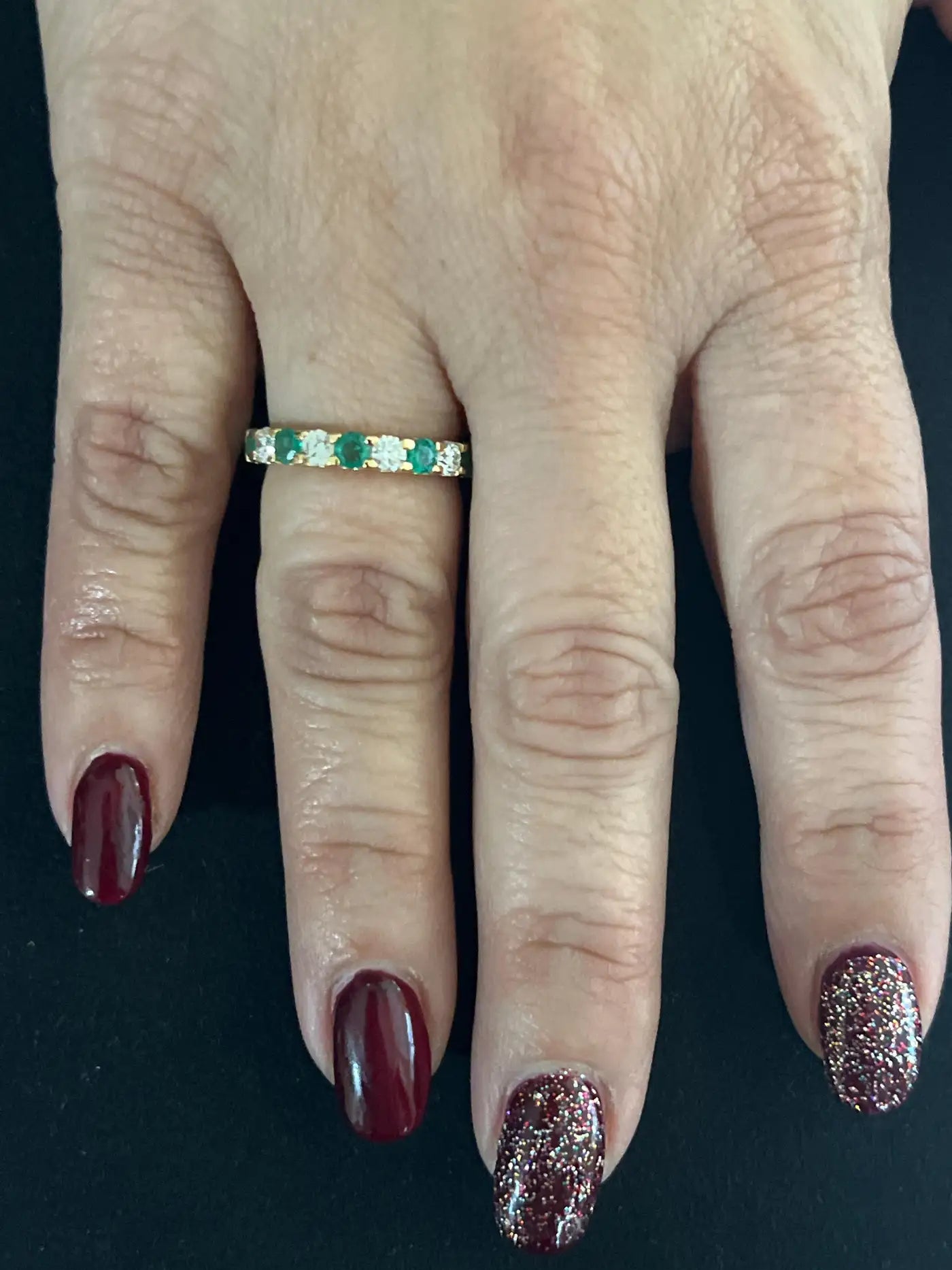 Anillo de compromiso de oro de 18 quilates con 9 piedras y diamantes redondos de color blanco esmeralda