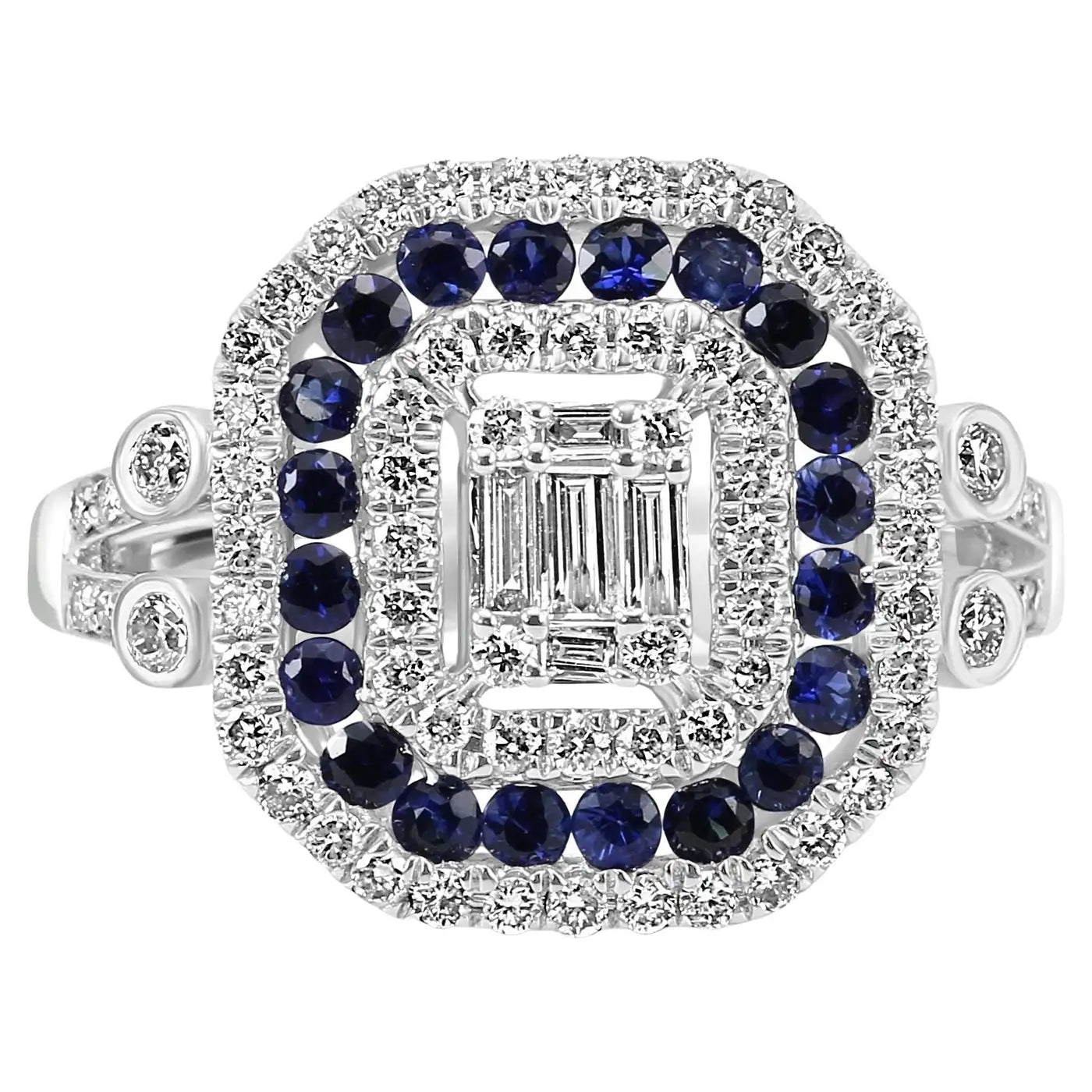 Anillo de triple halo con diamantes talla baguette y zafiro azul en oro blanco de 18 quilates