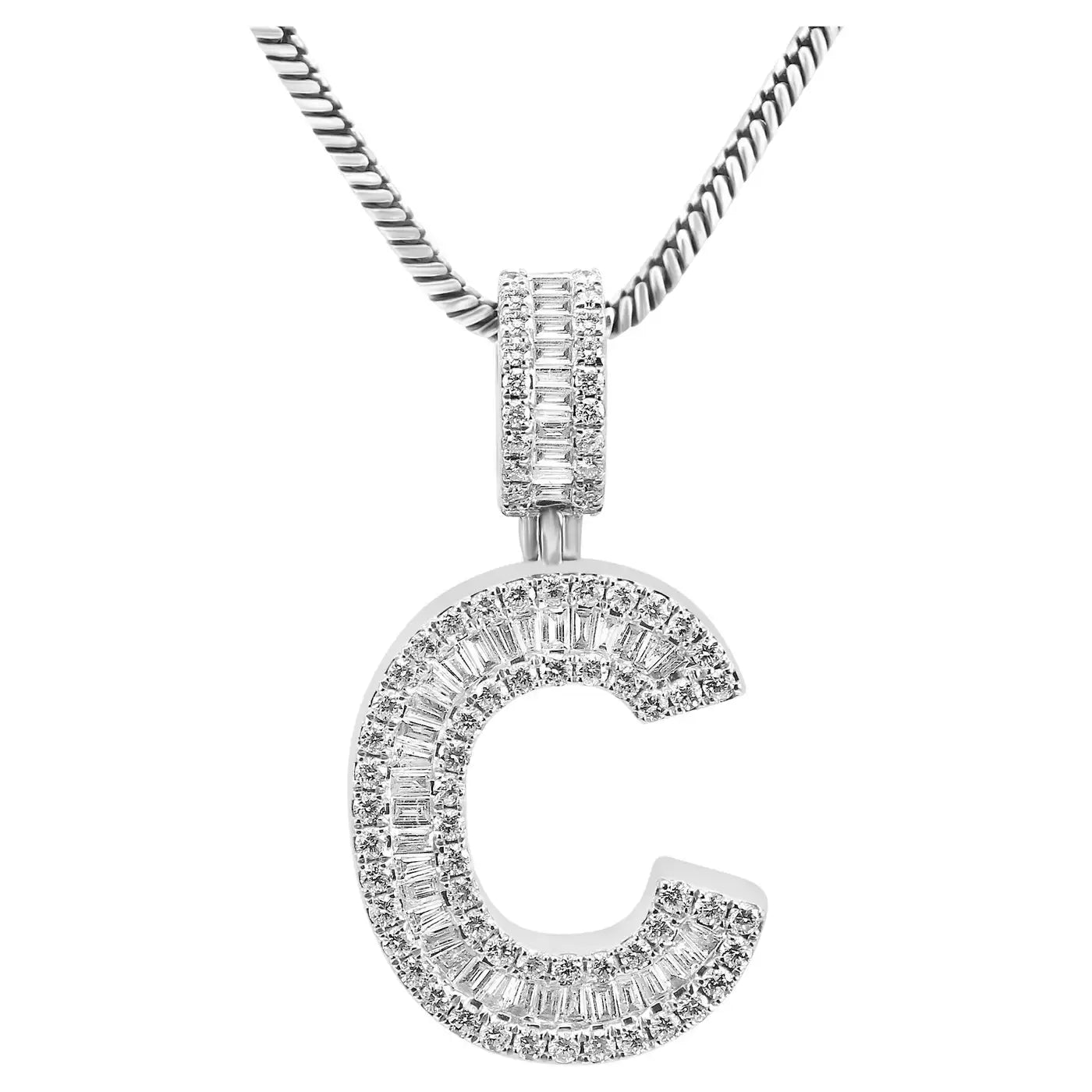 Colgante Letra "C" Oro Blanco 18K Con Diamantes Naturales Talla Baguette y Redondos.