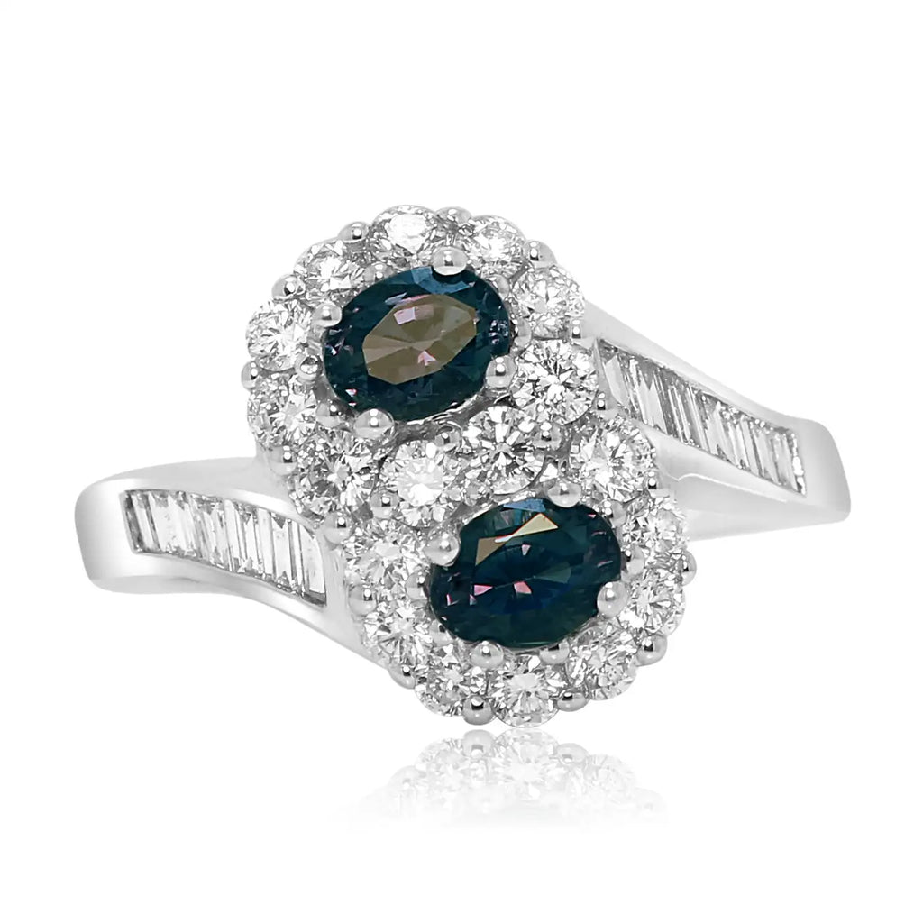 Anillo Toi et Moi de compromiso de oro de 18 quilates con halo de diamantes redondos de talla baguette y alejandrita