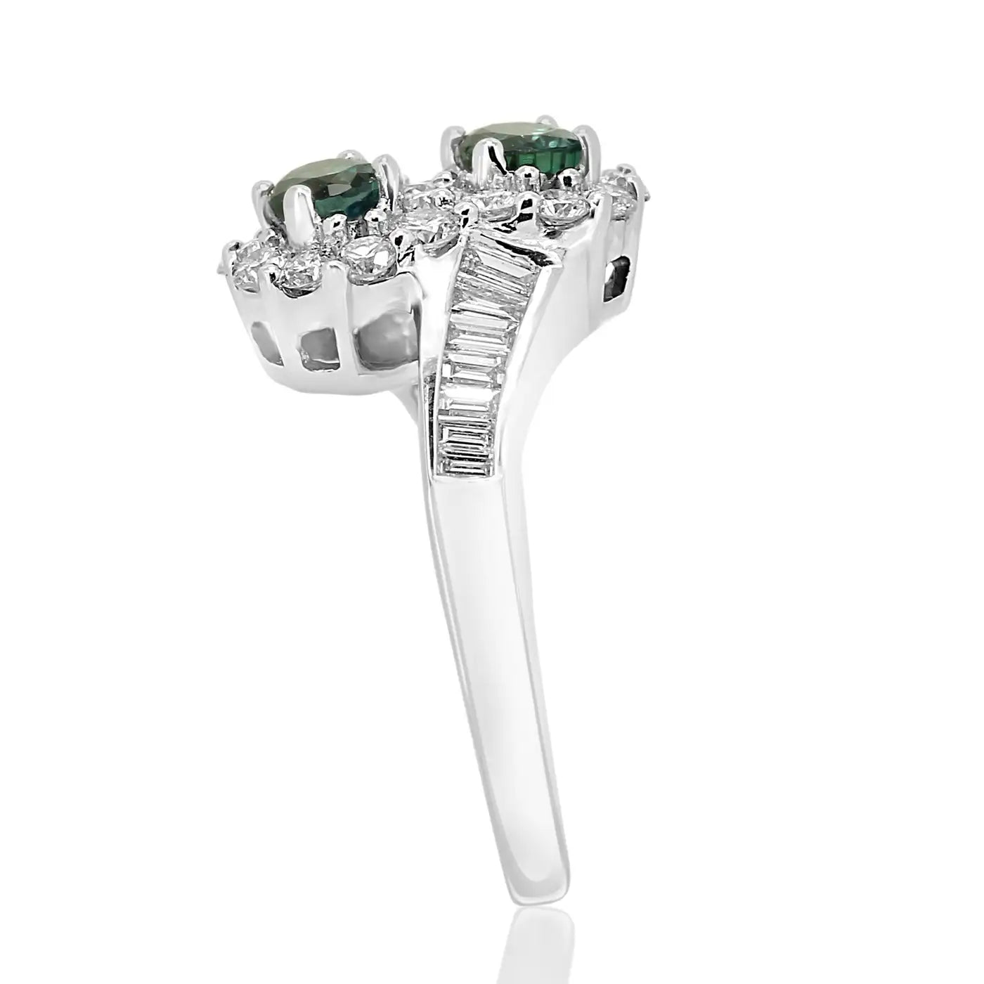 Anillo Toi et Moi de compromiso de oro de 18 quilates con halo de diamantes redondos de talla baguette y alejandrita
