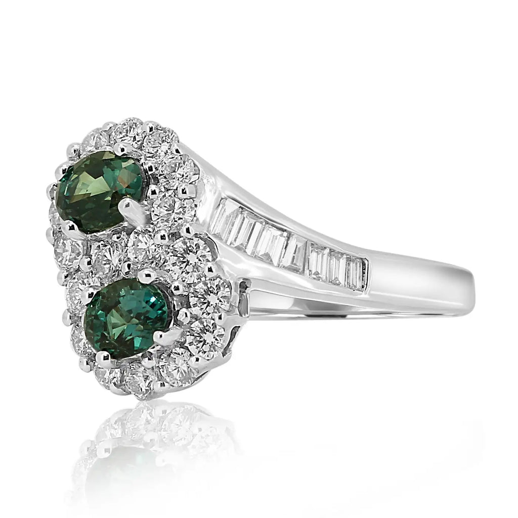 Anillo Toi et Moi de compromiso de oro de 18 quilates con halo de diamantes redondos de talla baguette y alejandrita
