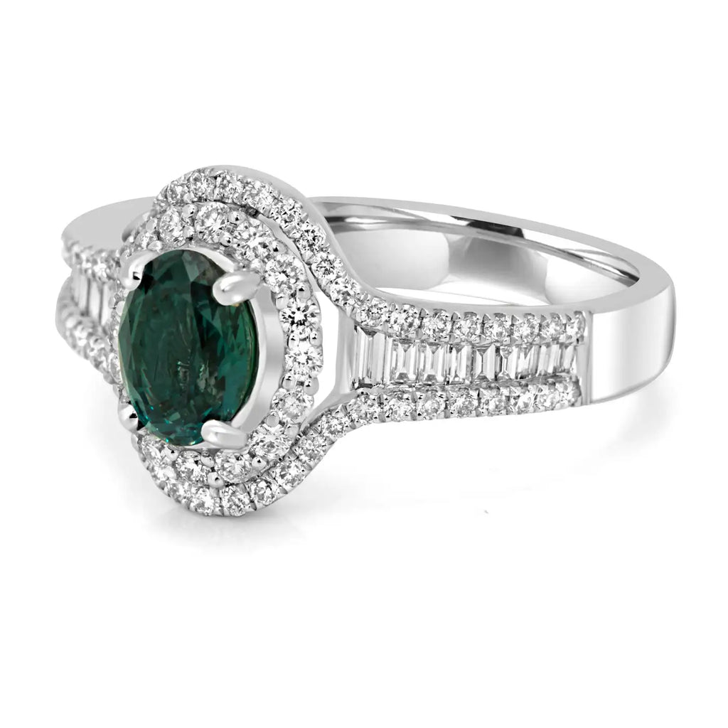Anillo de cóctel de moda en oro de 18 quilates con diamantes redondos y baguette y ovalados de alejandrita
