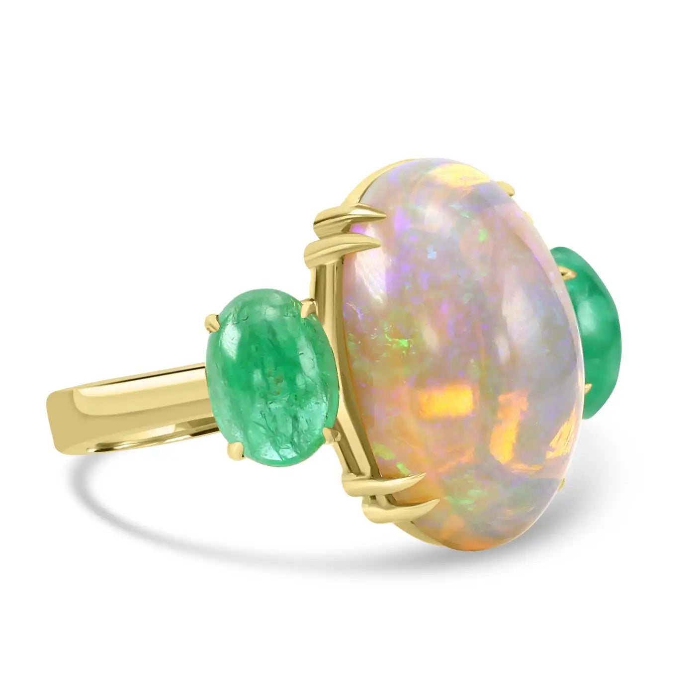 Anillo de moda de oro amarillo de 18 quilates con tres piedras, ópalo ovalado y esmeralda