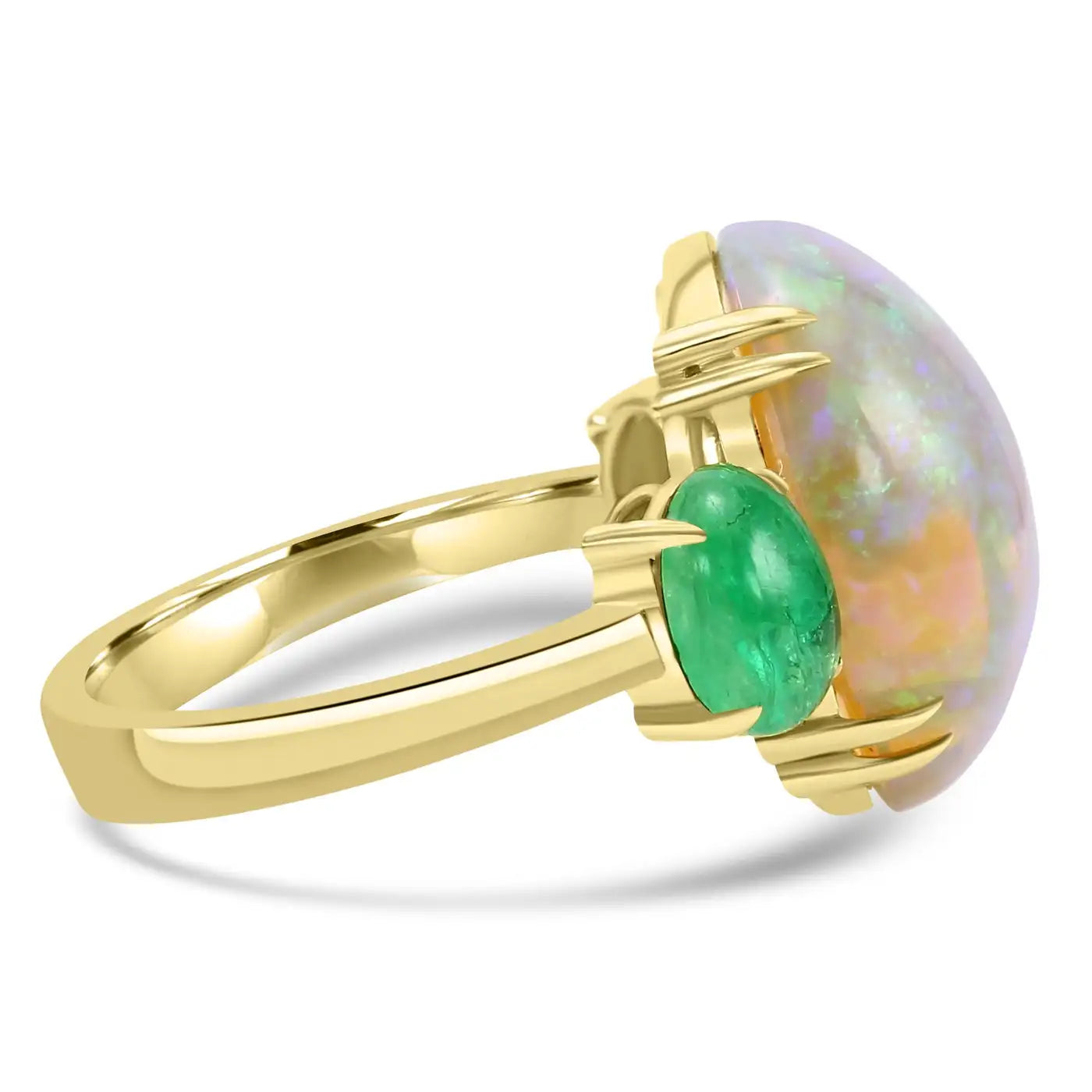Anillo de moda de oro amarillo de 18 quilates con tres piedras, ópalo ovalado y esmeralda