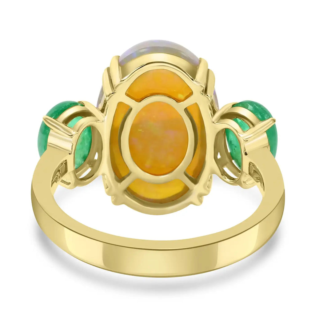 Anillo de moda de oro amarillo de 18 quilates con tres piedras, ópalo ovalado y esmeralda