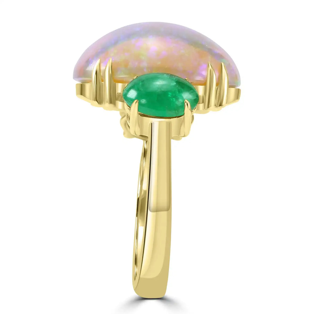 Anillo de moda de oro amarillo de 18 quilates con tres piedras, ópalo ovalado y esmeralda