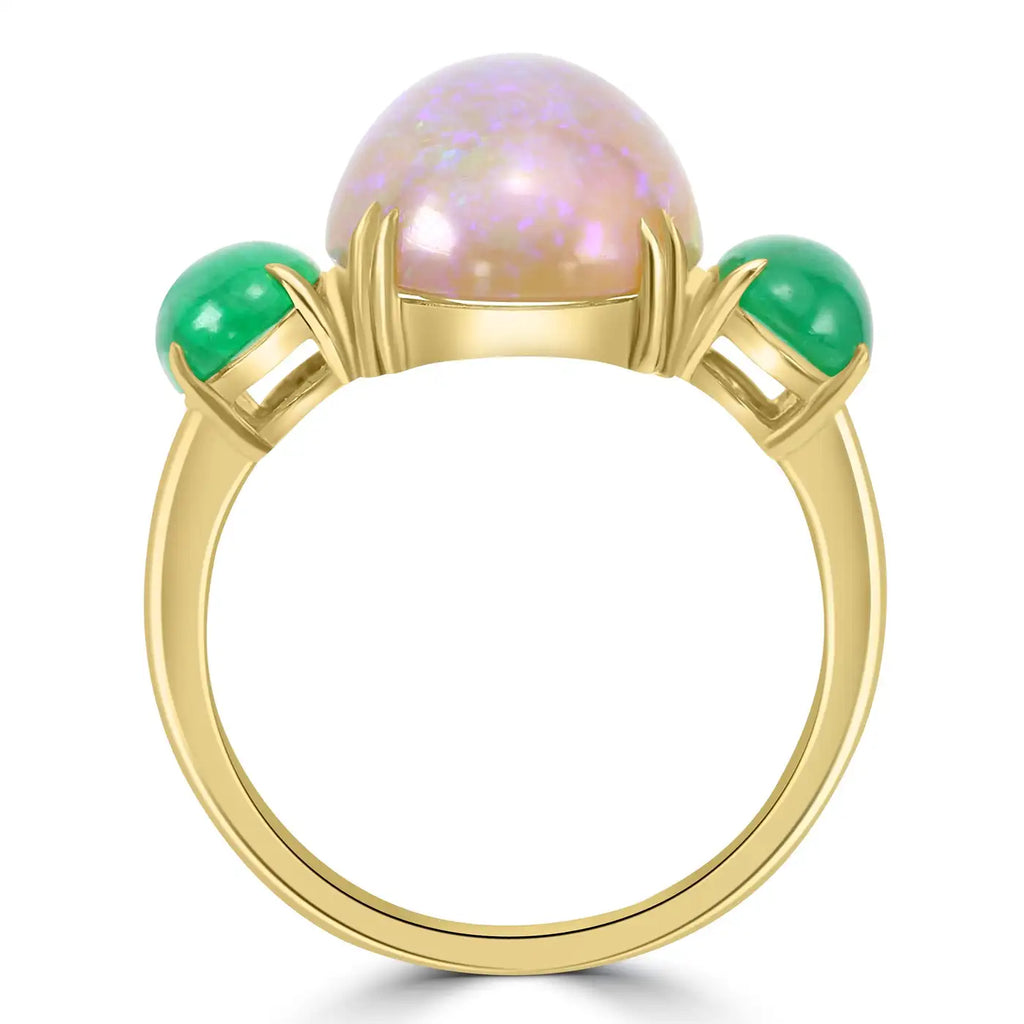 Anillo de moda de oro amarillo de 18 quilates con tres piedras, ópalo ovalado y esmeralda