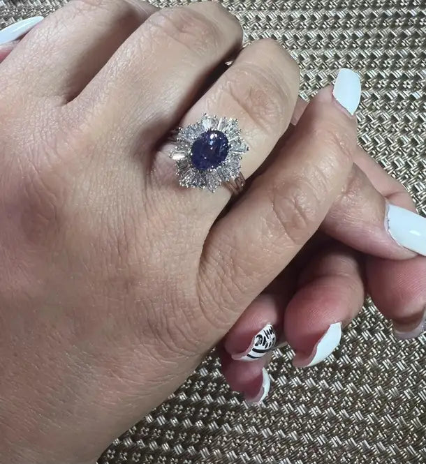 Anillo nupcial Art Decó de oro de 18 quilates con diamantes ovalados y zafiro de Ceilán