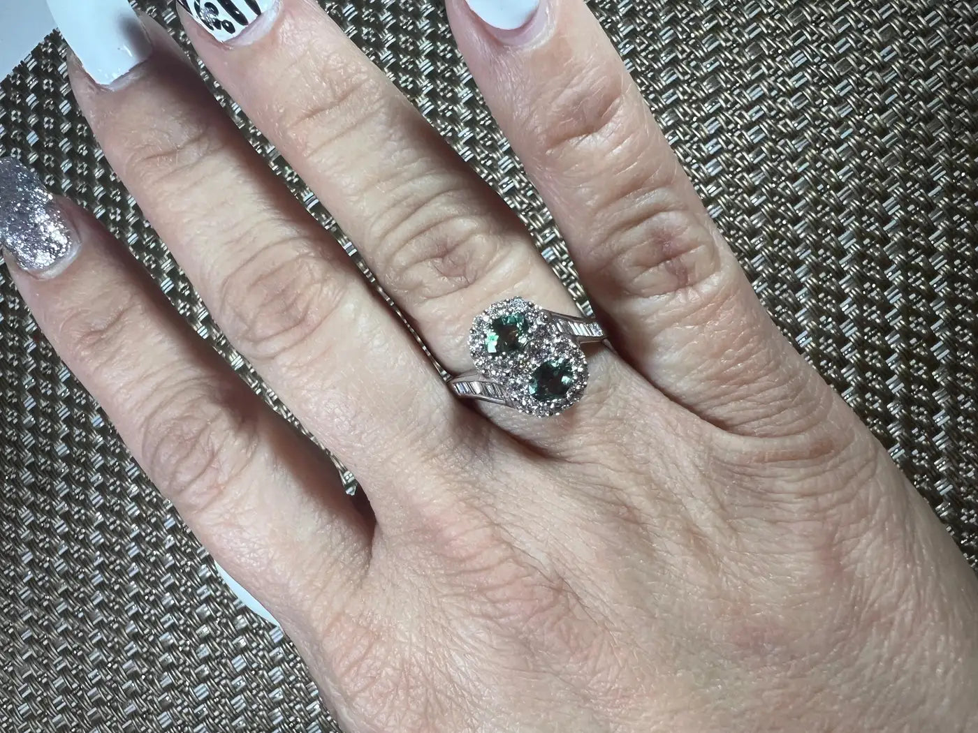 Anillo Toi et Moi de compromiso de oro de 18 quilates con halo de diamantes redondos de talla baguette y alejandrita