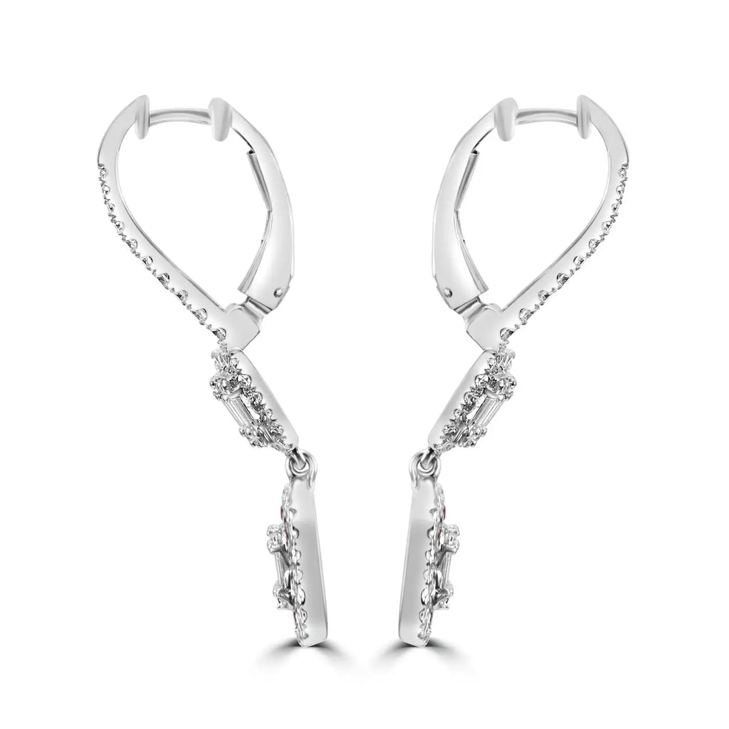 Pendientes colgantes de oro blanco de 18 k con rubí redondo y diamante baguette