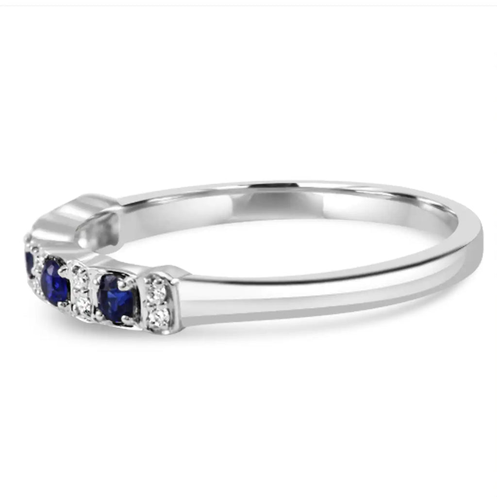 Anillo de compromiso de oro de 18 quilates con zafiro azul y diamantes blancos redondos