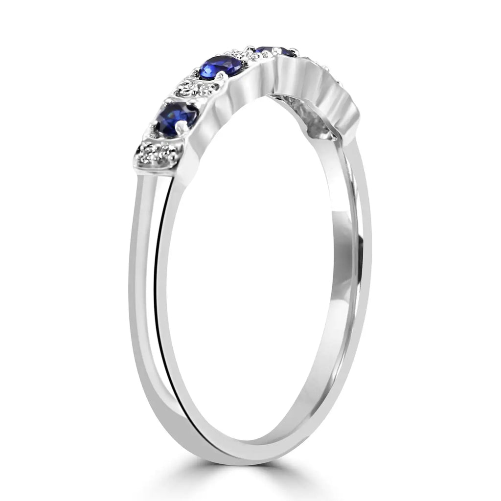 Anillo de compromiso de oro de 18 quilates con zafiro azul y diamantes blancos redondos