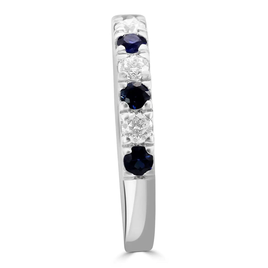Anillo de compromiso de oro de 18 quilates con diamantes blancos y zafiro azul