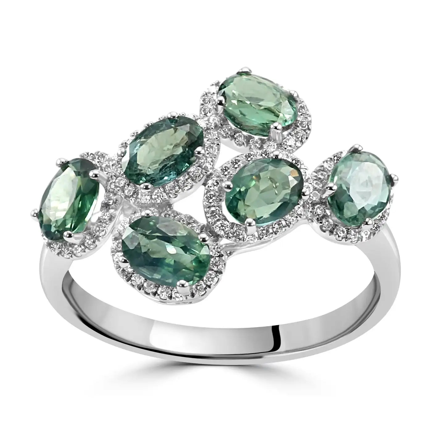 Anillo de cóctel con halo de oro de 18 quilates con alejandrita ovalada de 2,21 ct y diamantes redondos blancos