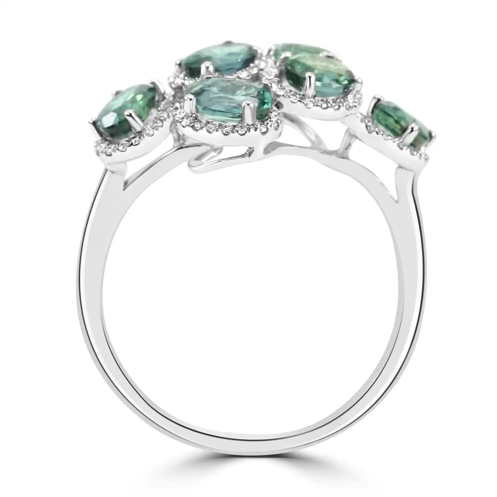 Anillo de cóctel con halo de oro de 18 quilates con alejandrita ovalada de 2,21 ct y diamantes redondos blancos
