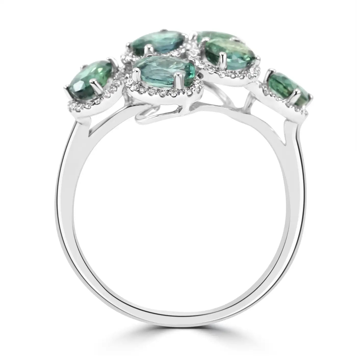 Anillo de cóctel con halo de oro de 18 quilates con alejandrita ovalada de 2,21 ct y diamantes redondos blancos