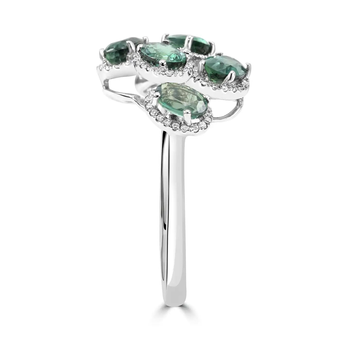 Anillo de cóctel con halo de oro de 18 quilates con alejandrita ovalada de 2,21 ct y diamantes redondos blancos