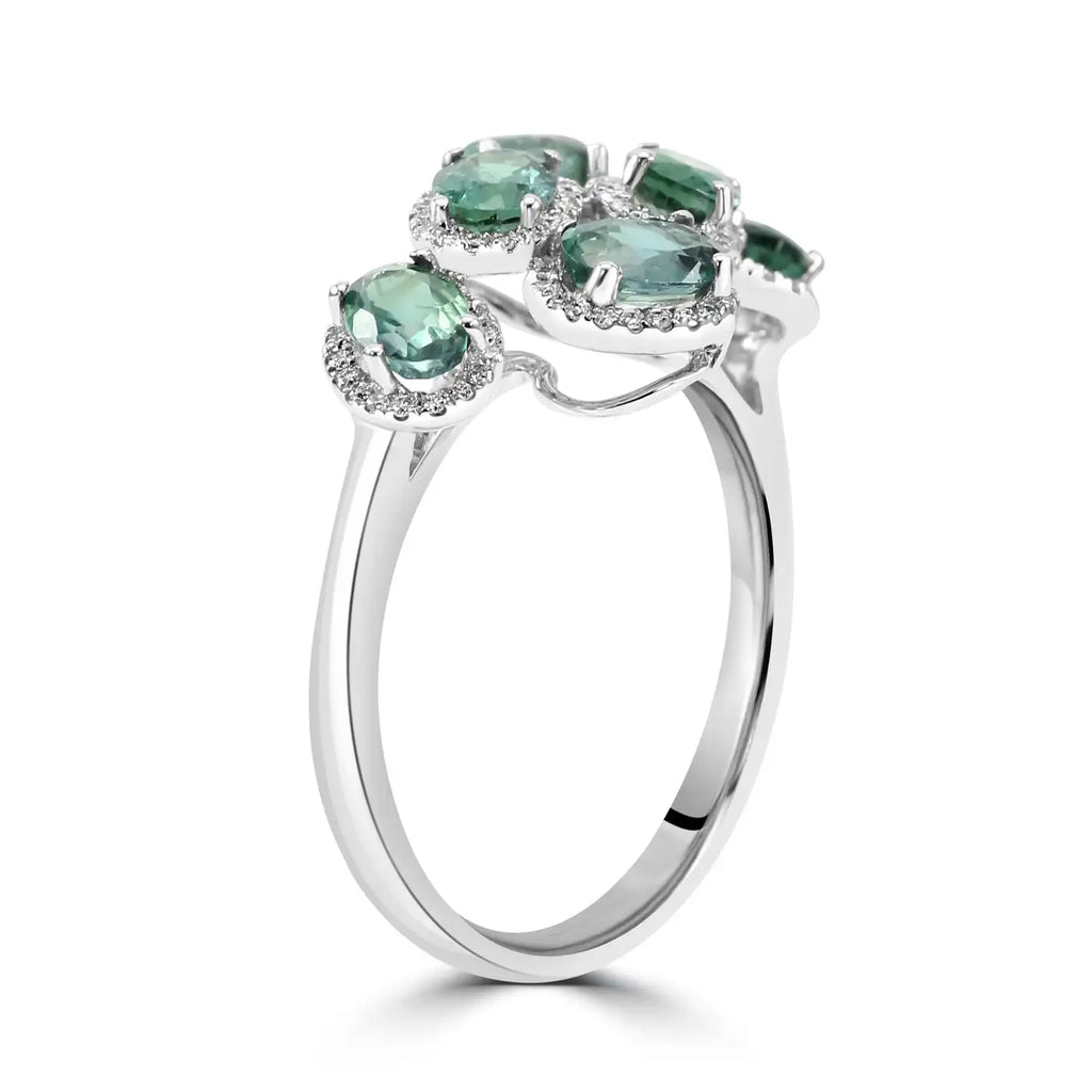 Anillo de cóctel con halo de oro de 18 quilates con alejandrita ovalada de 2,21 ct y diamantes redondos blancos