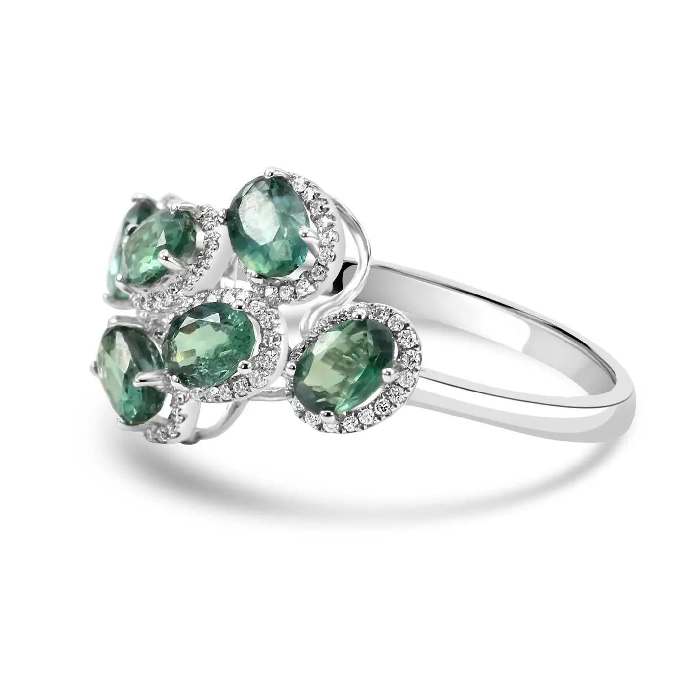 Anillo de cóctel con halo de oro de 18 quilates con alejandrita ovalada de 2,21 ct y diamantes redondos blancos