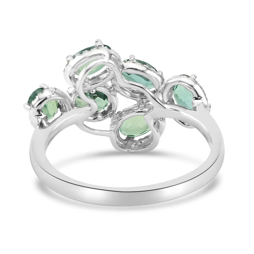 Anillo de cóctel con halo de oro de 18 quilates con alejandrita ovalada de 2,21 ct y diamantes redondos blancos