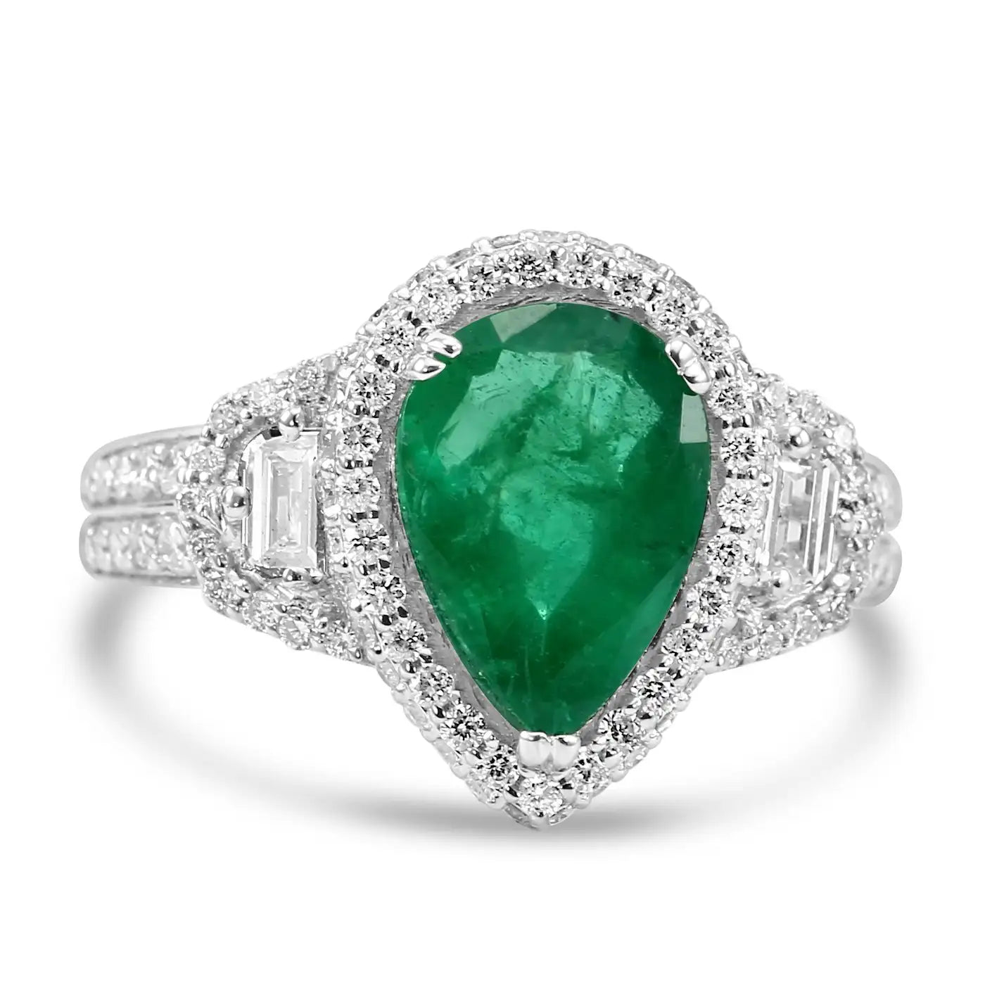 Anillo nupcial de oro de 18 quilates con halo de tres piedras y diamantes blancos redondos en forma de pera y esmeralda