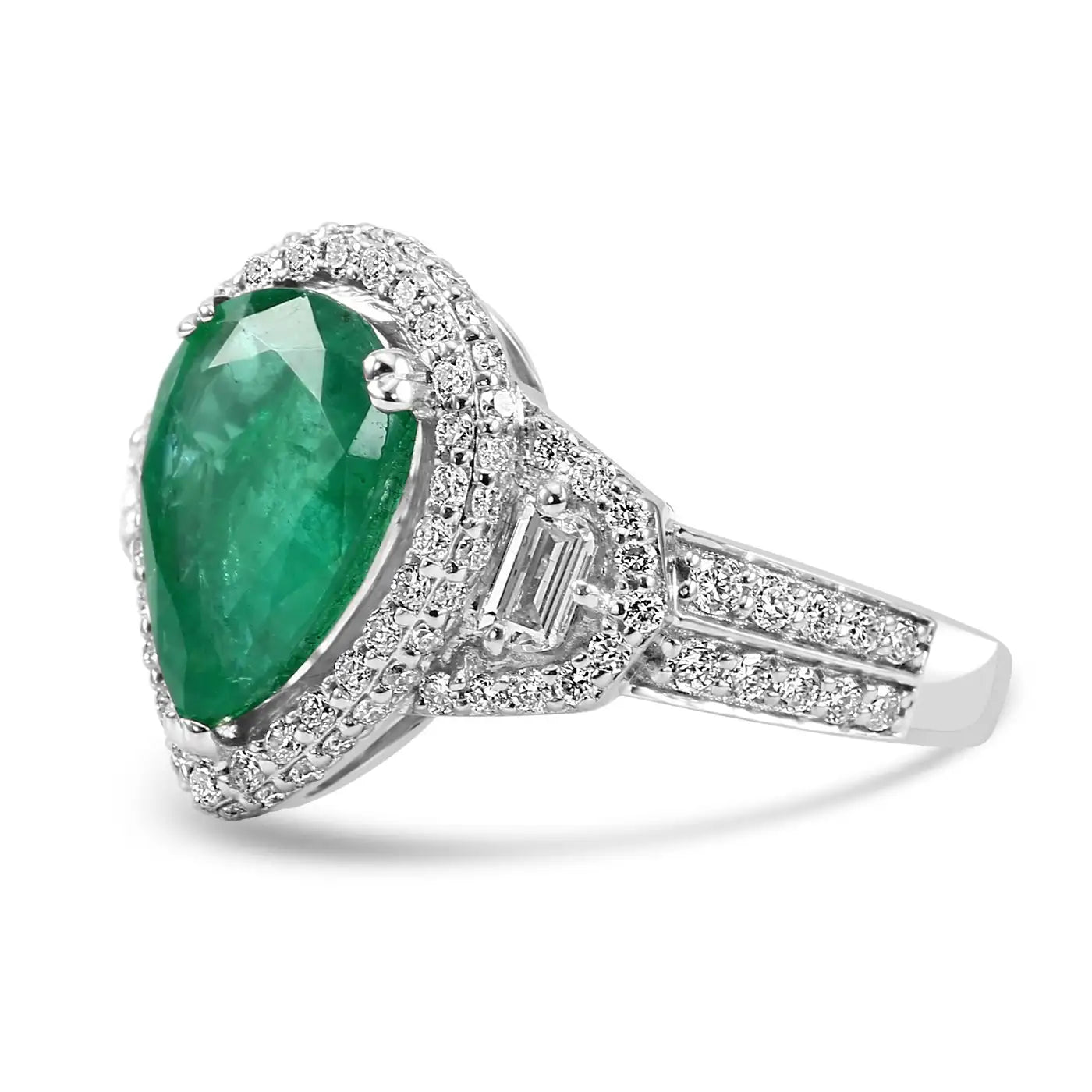 Anillo nupcial de oro de 18 quilates con halo de tres piedras y diamantes blancos redondos en forma de pera y esmeralda