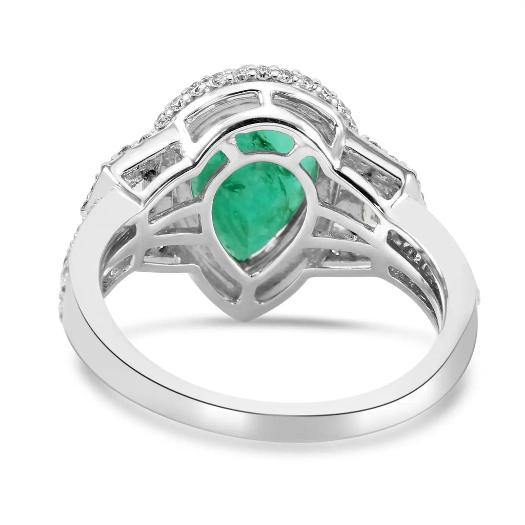 Anillo nupcial de oro de 18 quilates con halo de tres piedras y diamantes blancos redondos en forma de pera y esmeralda