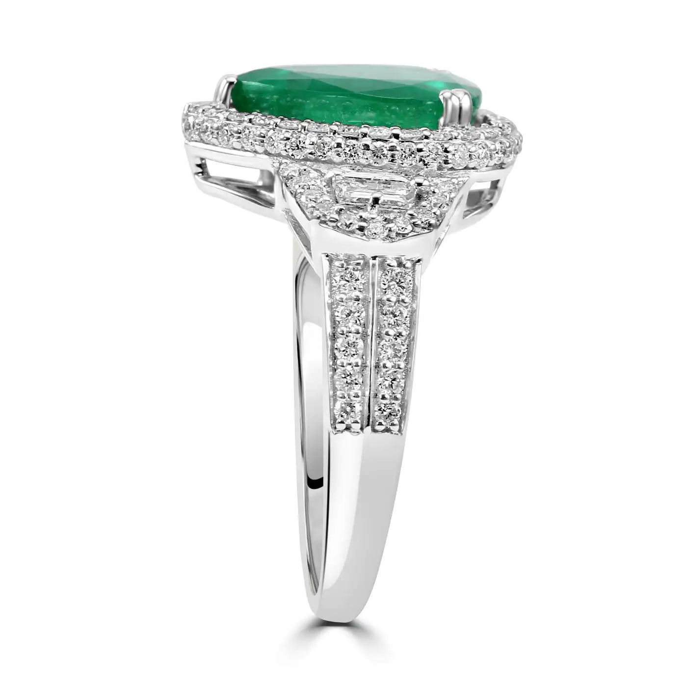 Anillo nupcial de oro de 18 quilates con halo de tres piedras y diamantes blancos redondos en forma de pera y esmeralda