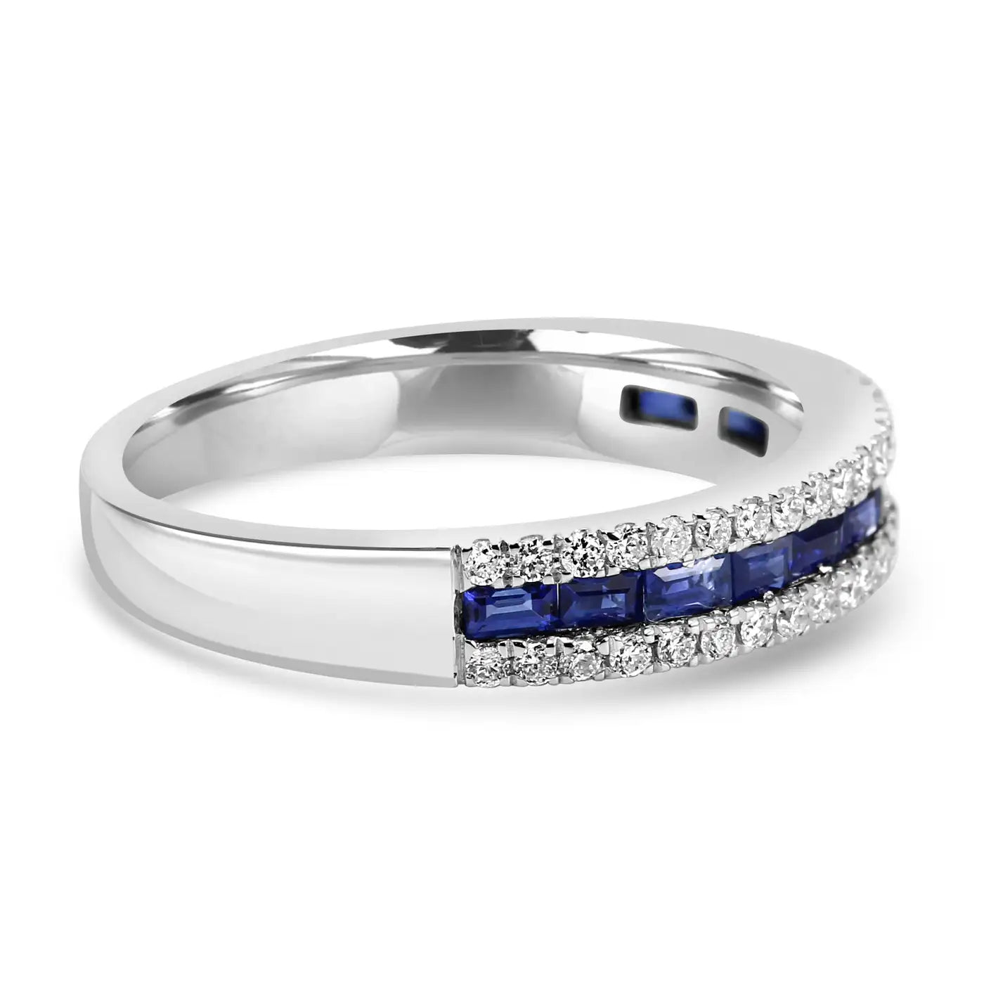 Anillo de oro de 18 quilates con tres filas de diamantes redondos y zafiro azul talla baguette