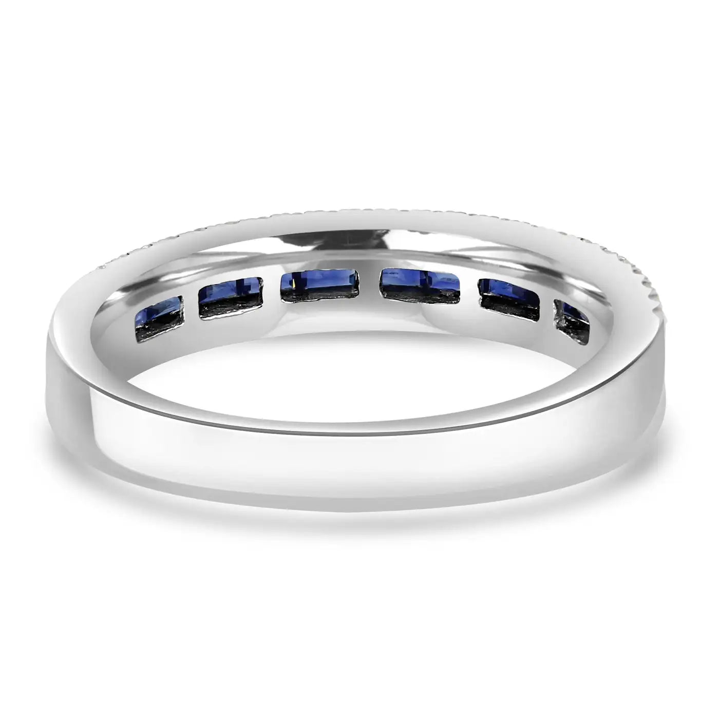 Anillo de oro de 18 quilates con tres filas de diamantes redondos y zafiro azul talla baguette