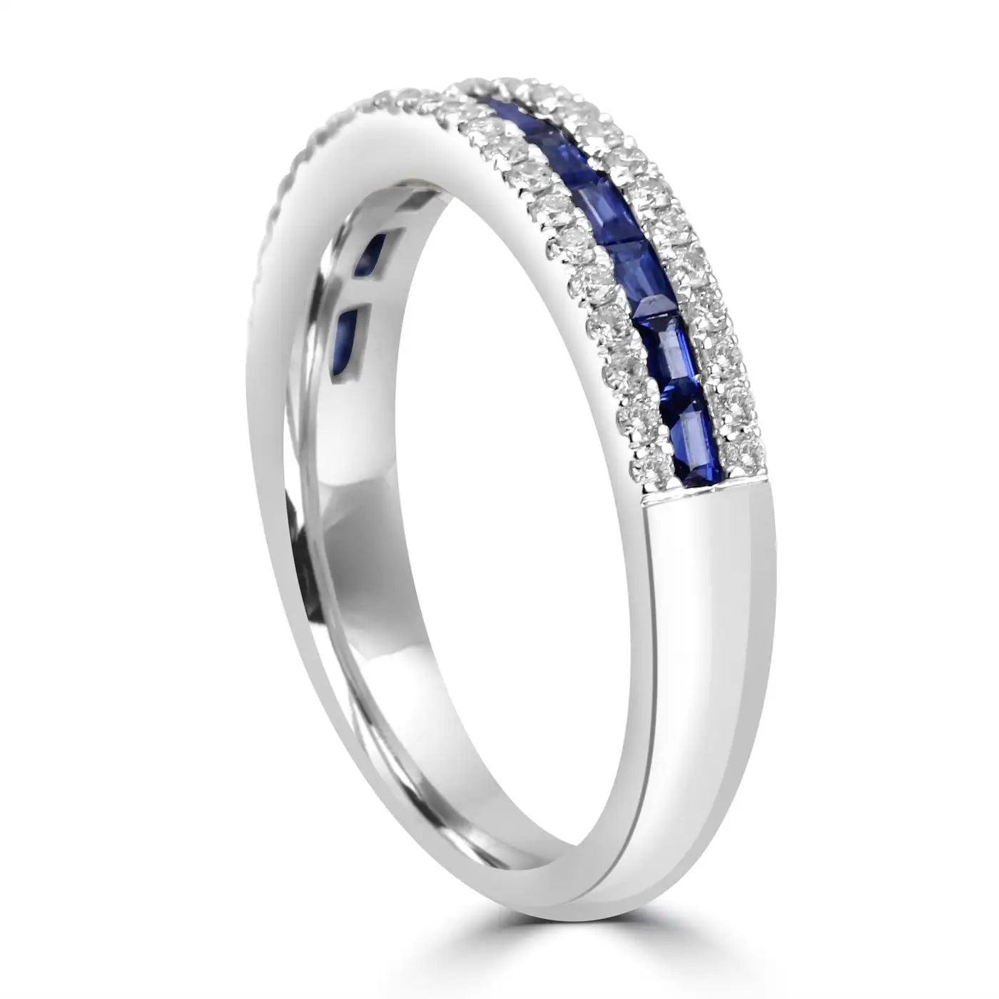 Anillo de oro de 18 quilates con tres filas de diamantes redondos y zafiro azul talla baguette