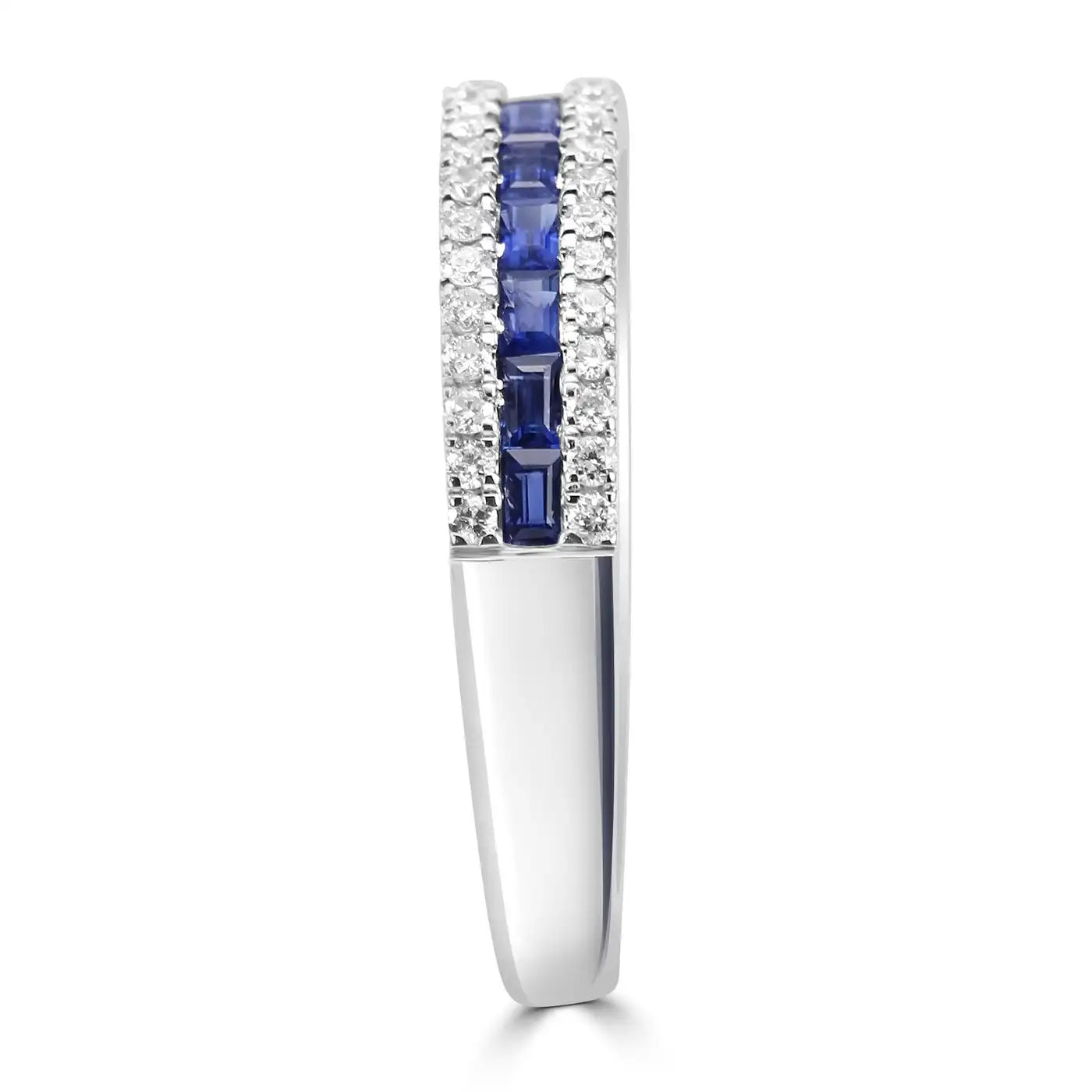 Anillo de oro de 18 quilates con tres filas de diamantes redondos y zafiro azul talla baguette