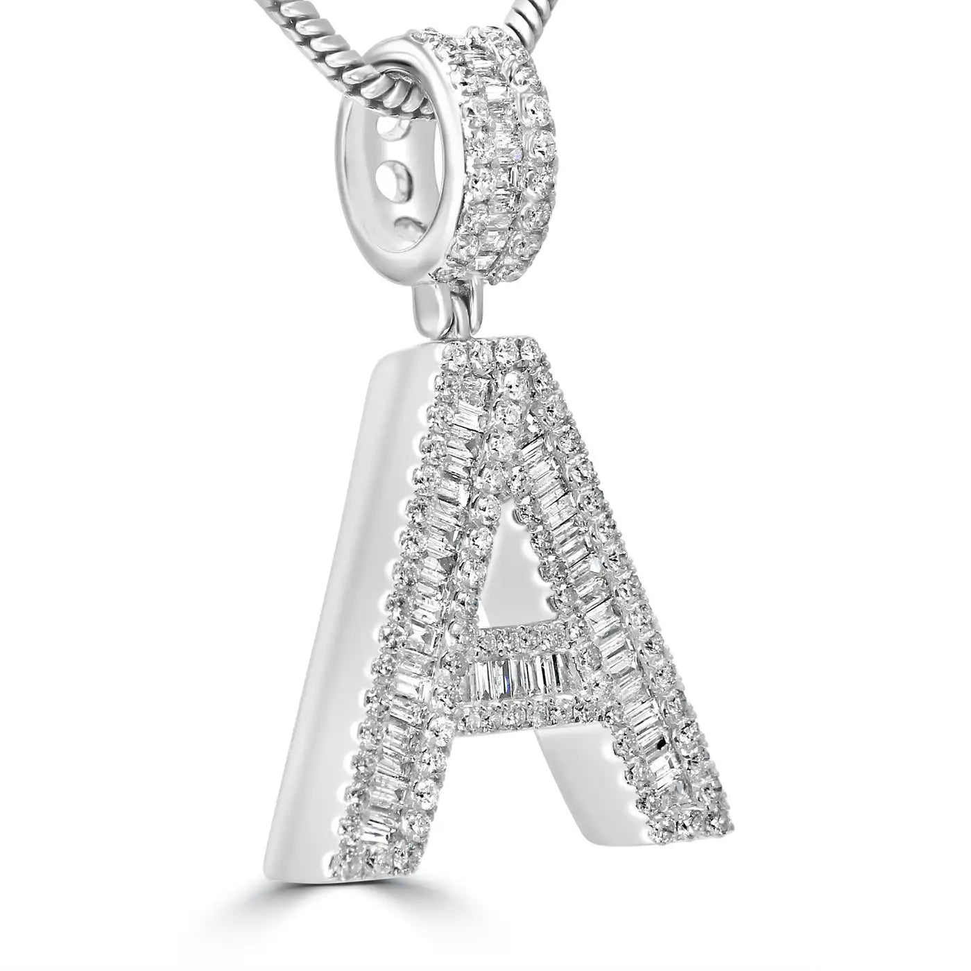 Colgante Letra "A" Baguette y Diamantes Redondos, Oro Blanco 14K.