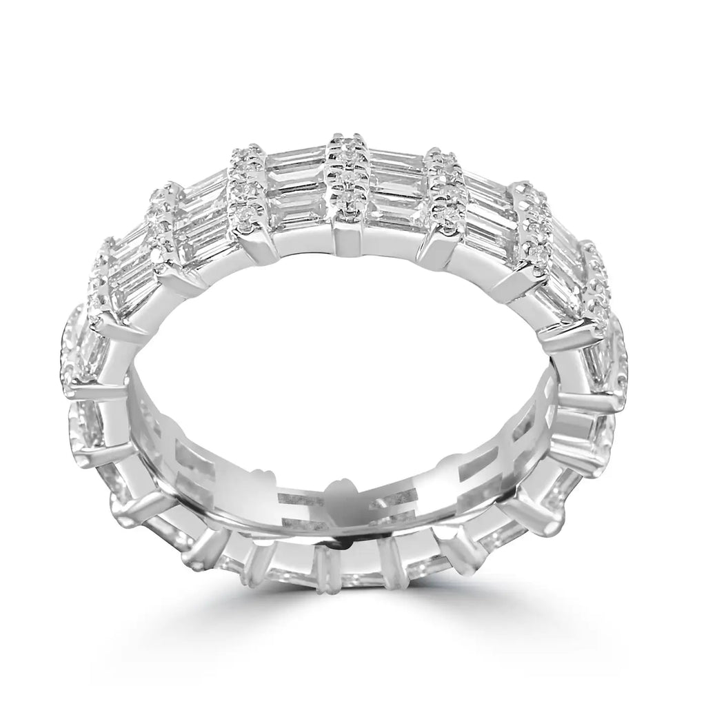 Anillo de eternidad de moda en oro blanco de 18 quilates con diamantes blancos en talla baguette y redondos