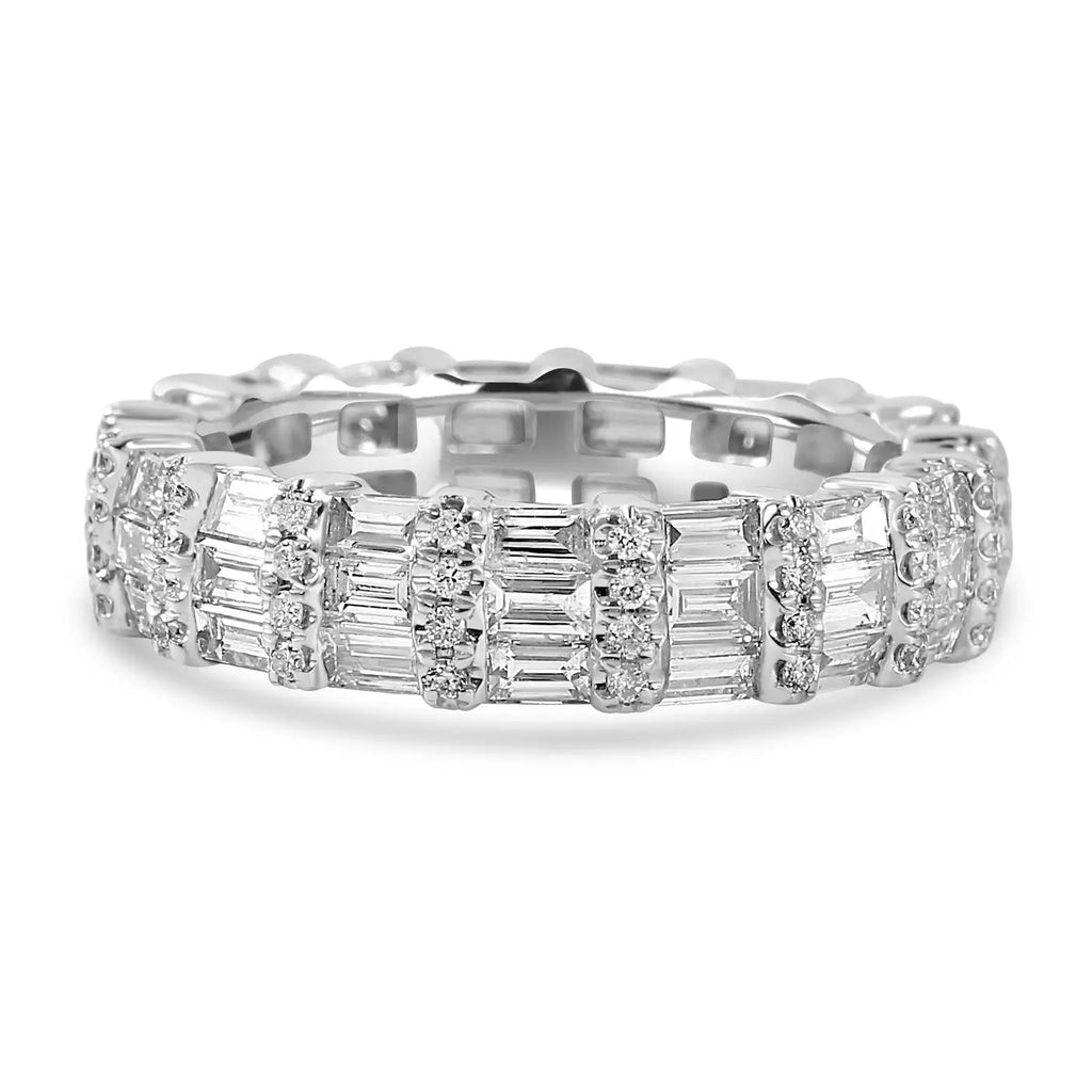 Anillo de eternidad de moda en oro blanco de 18 quilates con diamantes blancos en talla baguette y redondos